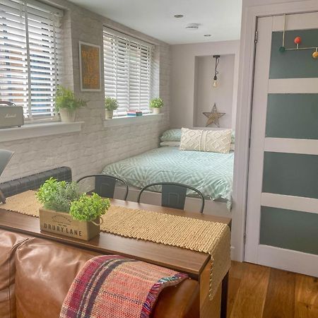Stylish, Central Studio With Kitchen & Large Deck Fort William Exterior foto