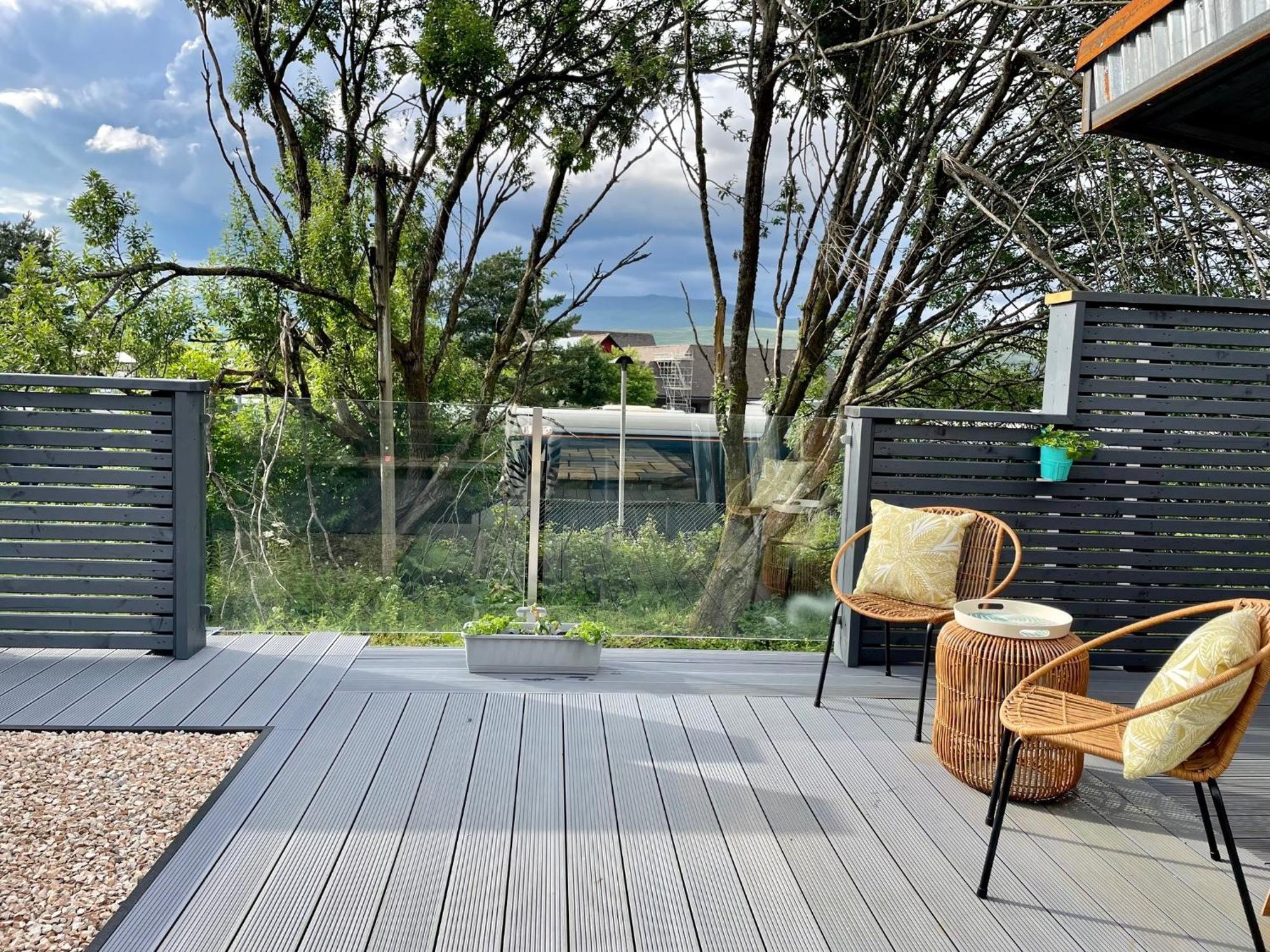 Stylish, Central Studio With Kitchen & Large Deck Fort William Exterior foto