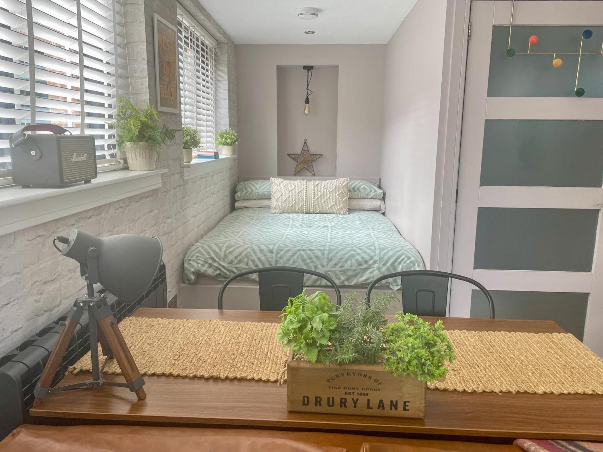 Stylish, Central Studio With Kitchen & Large Deck Fort William Exterior foto
